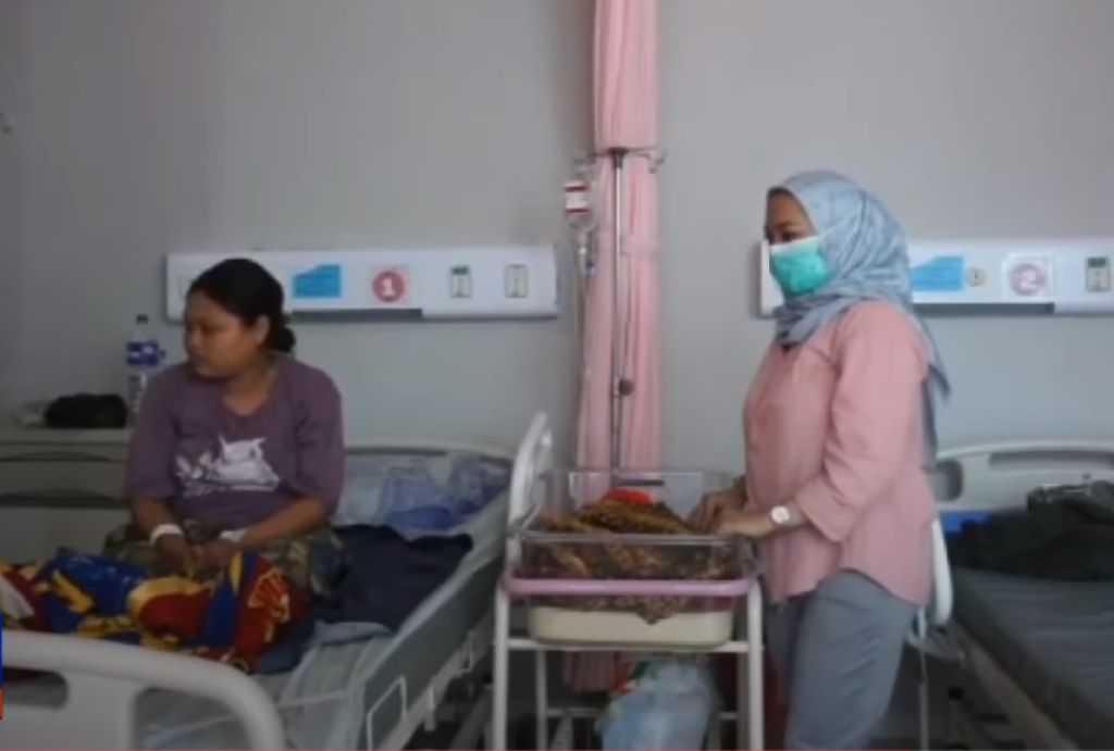 Kondisi Sophiah dan Bayinya Usai Persalinan di Ruang Perawatan RSUD Pamempek/Sumber: You Tube/Fokus Indosiar