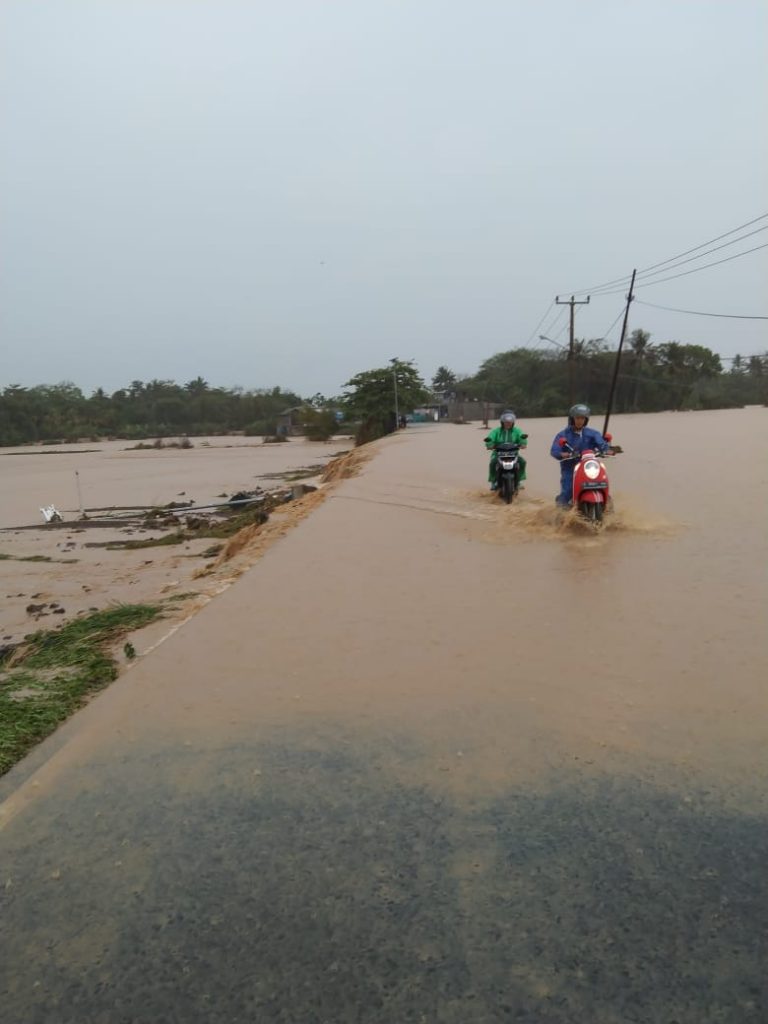 Jalur Utama Menuju Objek Wisata Garut Selatan Diterjang Banjir
