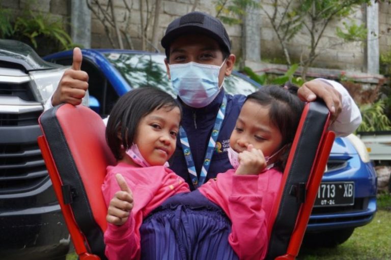 Anak Kembar Siam Asal Garut, Terima Bantuan Kursi Roda dari Pemprov Jawa barat
