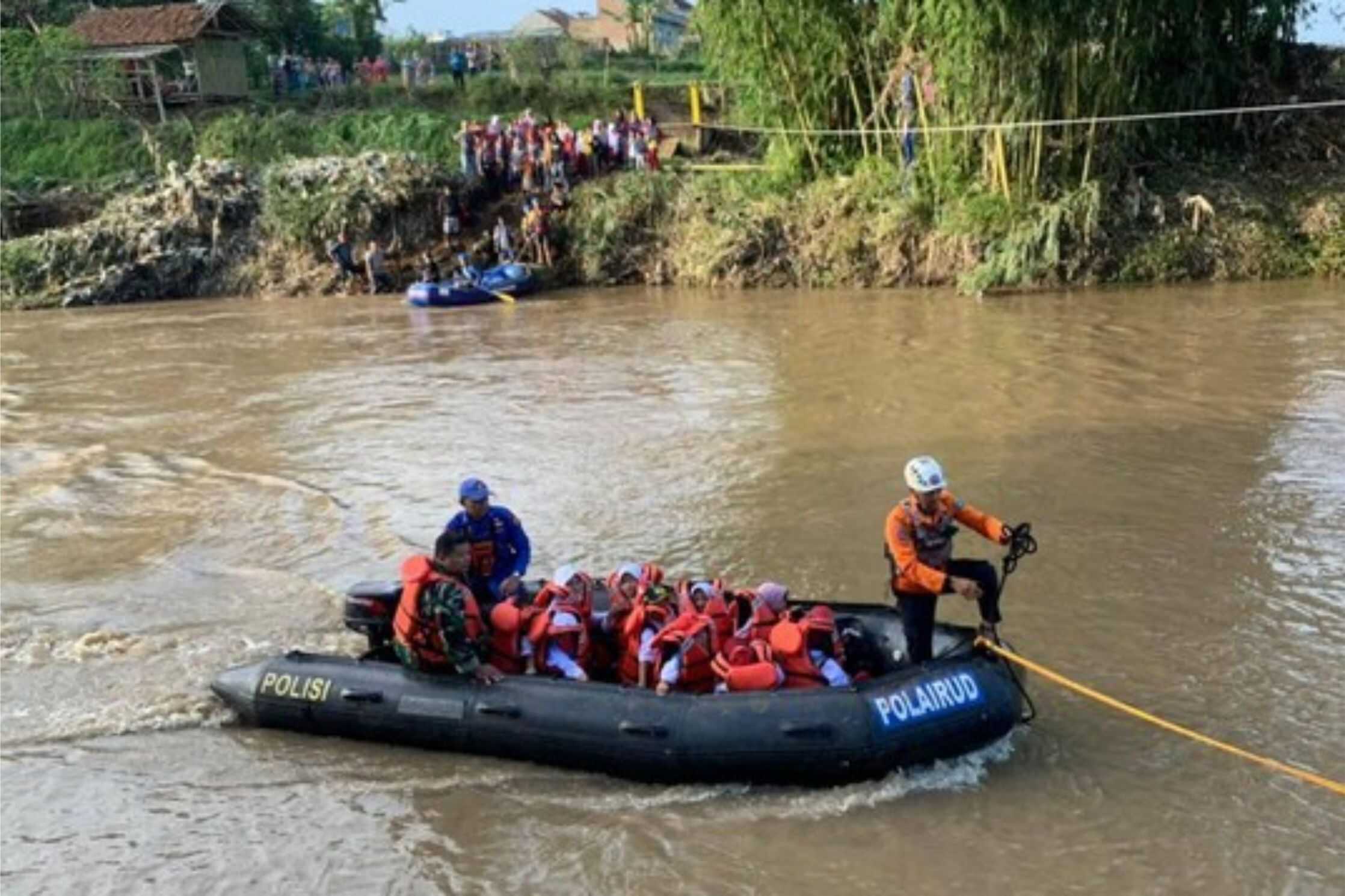 Hari Pertama Sekolah, Puluhan Siswa di Garut Sebrangi Sungai Pakai Perahu Karet