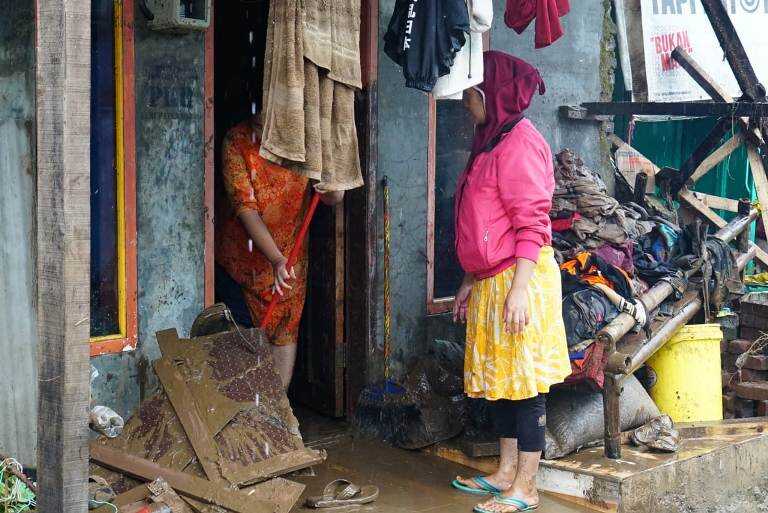 Korban Banjir Garut Terima Uang Kerohiman, Masing-masing Rp500 Ribu per Rumah