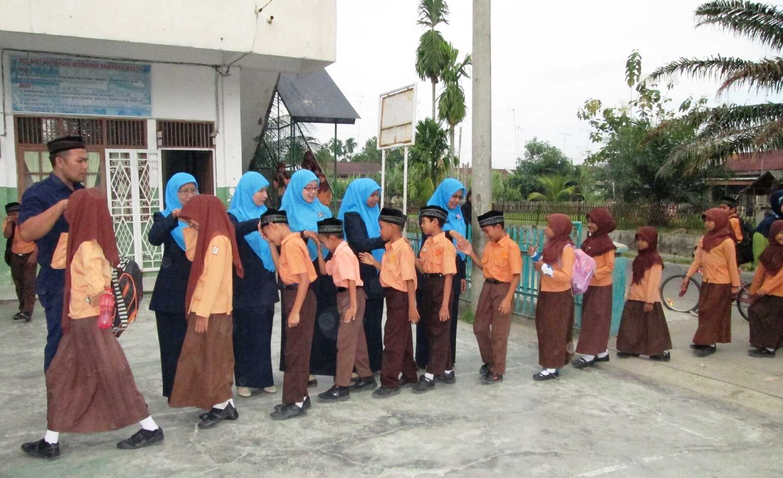 Keramasan: Tradisi Sebelum Ramadan yang Khas dengan Anak Sekolah