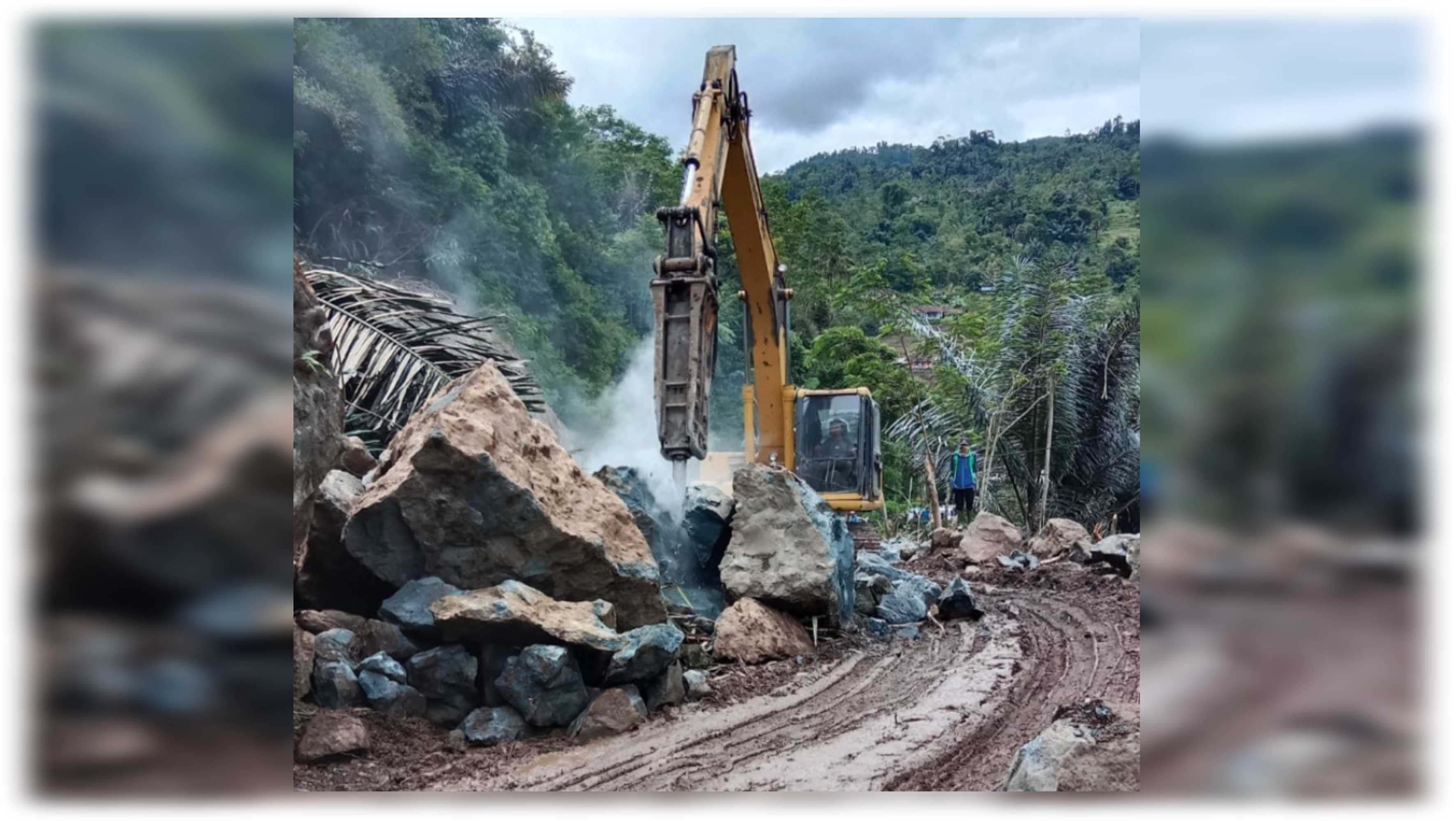 Jalur Alternatif Mudik Via Talegong Garut Selatan Masih Tertutup Batu Raksasa