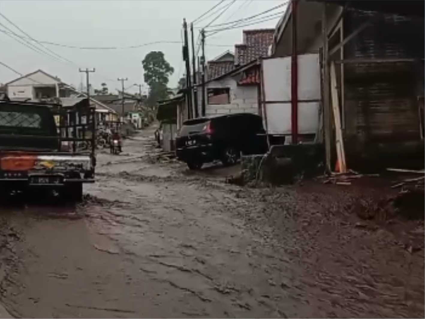 Hujan Lebat Sebabkan Ruas Jalan di Pasirwangi Garut Diterjang Banjir