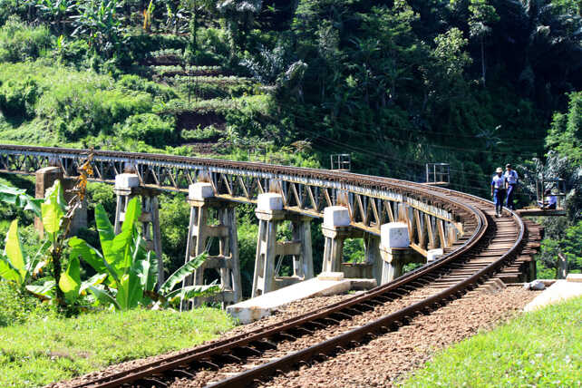 Jembatan Ciherang Lintasan Lengkung Kereta di Malangbong