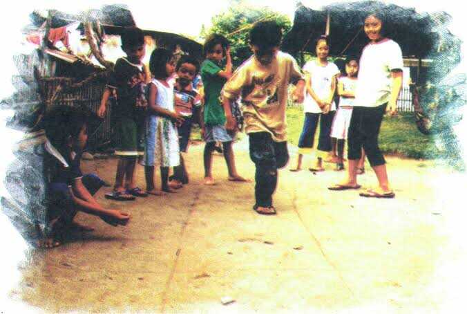 Manfaat Permainan Tradisional Konclong di Kampung Adat Dukuh
