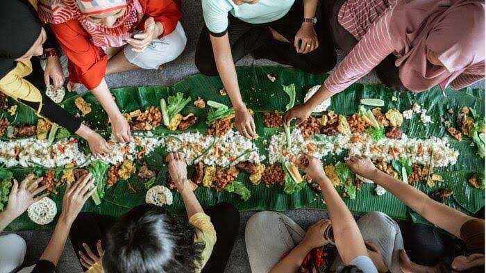 Botram : Tradisi Makan Bersama Menggunakan Alas Daun Pisang.
