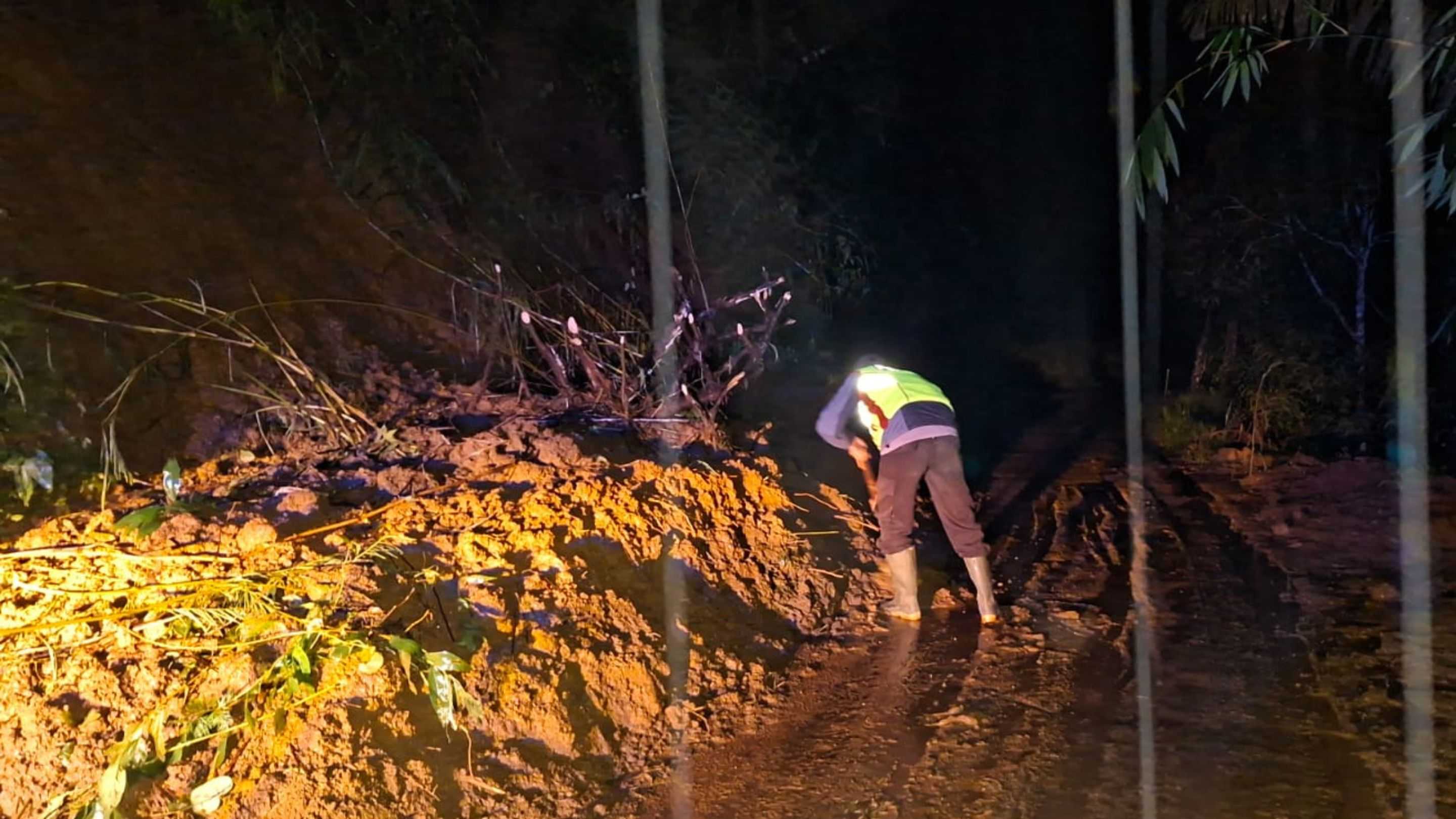 Polisi Cek TKP Tanah Longsor di Pamulihan Garut Usai Hujan Deras